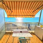 아파트 Seafront With Private Terrace And Free Parking