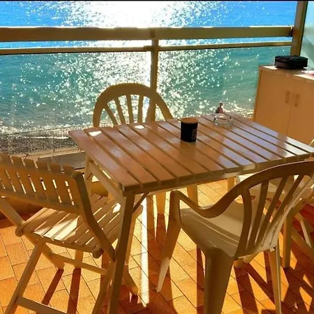 Seafront With Private Terrace And Free Parking شقة *