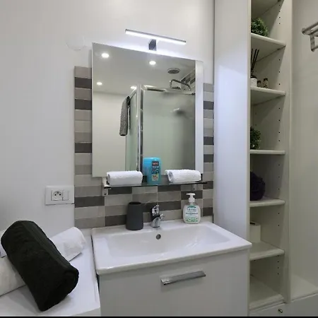 Apartman Seafront With Private Terrace And Free Parking *