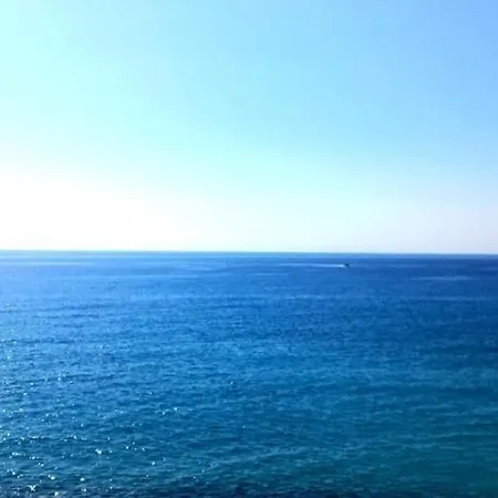 شقة Seafront With Private Terrace And Free Parking *