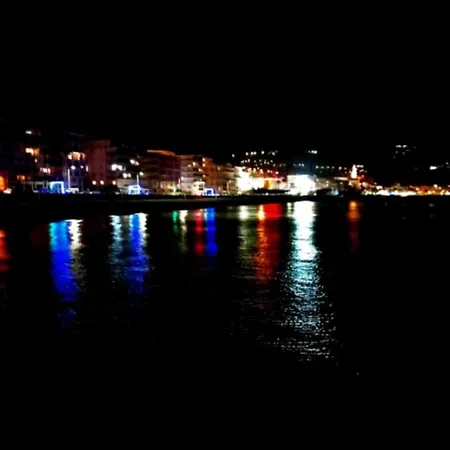 Seafront With Private Terrace And Free Parking شقة *