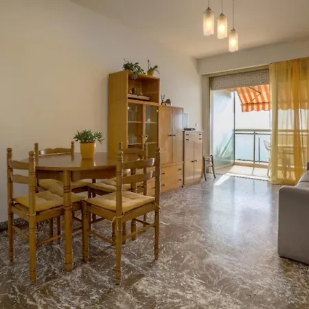 Apartman Seafront With Private Terrace And Free Parking *