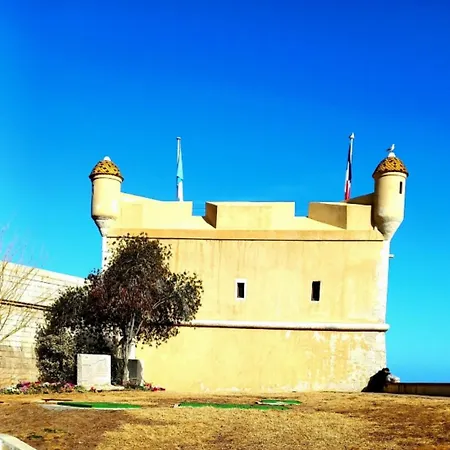 Seafront With Private Terrace And Free Parking * مينتون