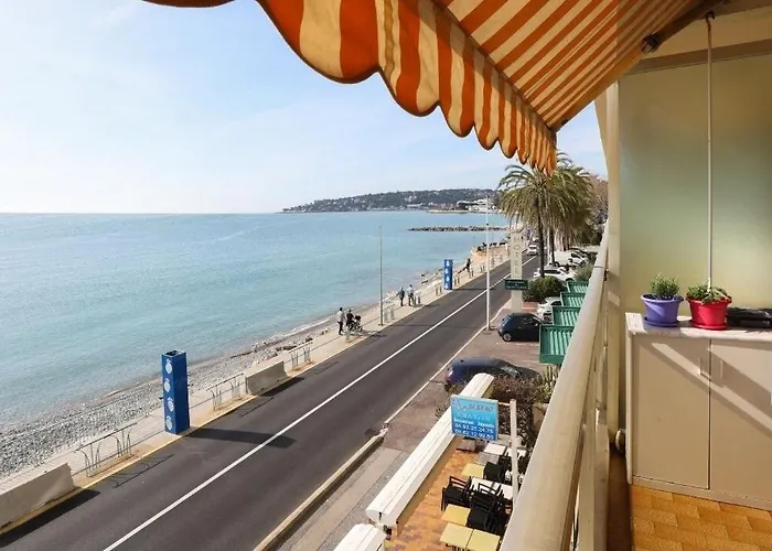 아파트 Seafront With Private Terrace And Free Parking