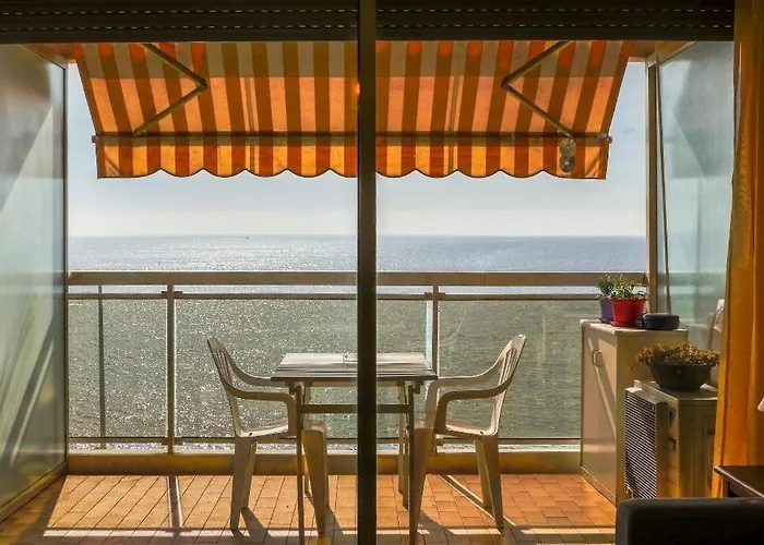 아파트 Seafront With Private Terrace And Free Parking