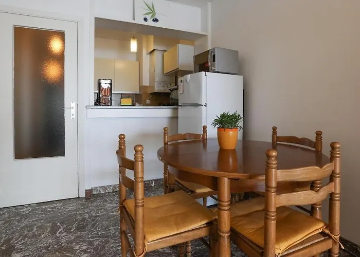 아파트 Seafront With Private Terrace And Free Parking