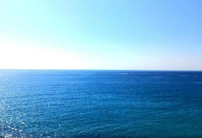 아파트 Seafront With Private Terrace And Free Parking *