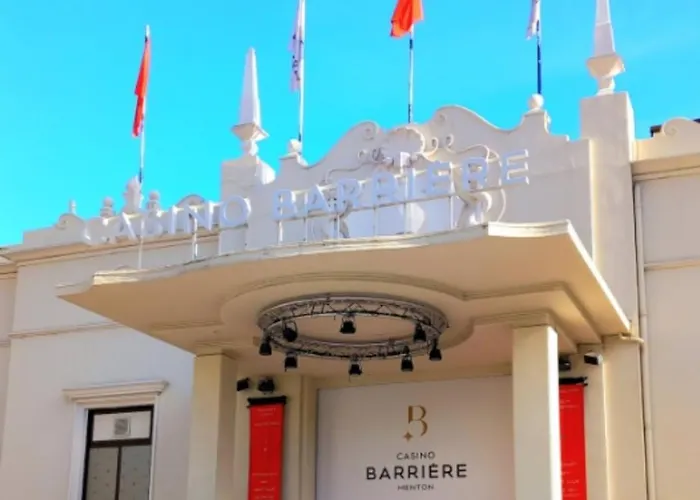 아파트 Seafront With Private Terrace And Free Parking