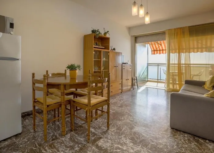 아파트 Seafront With Private Terrace And Free Parking *