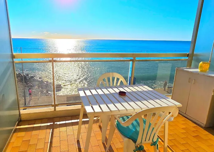 Seafront With Private Terrace And Free Parking 아파트